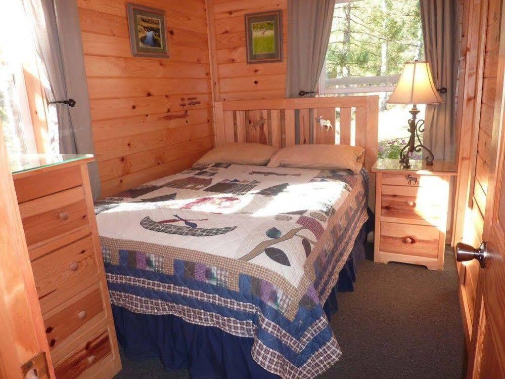 Moose Track Adventures Resort Winton Extérieur photo