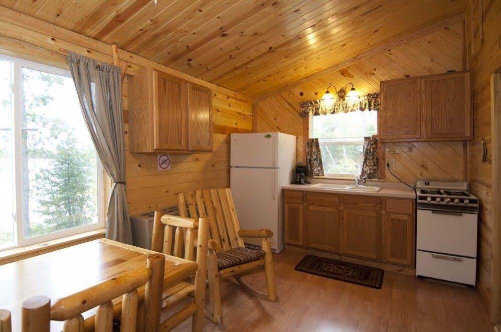 Moose Track Adventures Resort Winton Extérieur photo
